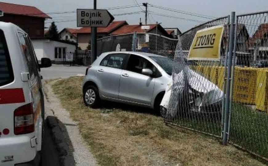 Nesreća u Sarajevu, automobilom završio u ogradi